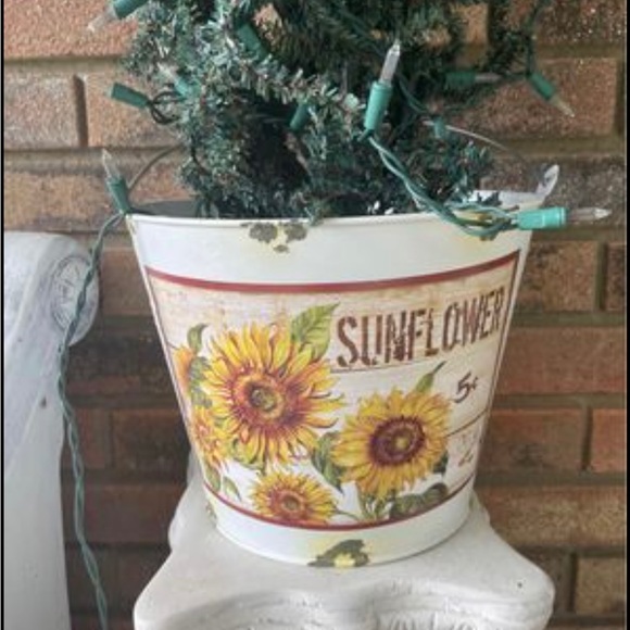 *Cream Distressed Sunflower Bucket - Picture 9 of 10